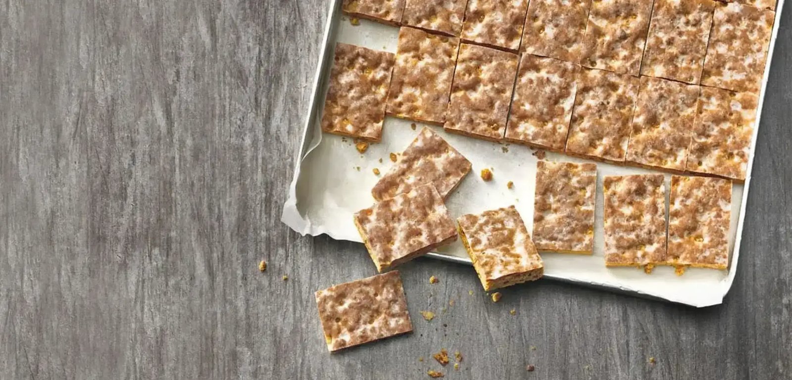 Basler Läckerli liegen auf einem Backblech.